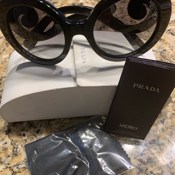 Prada - Picture 2 of 5